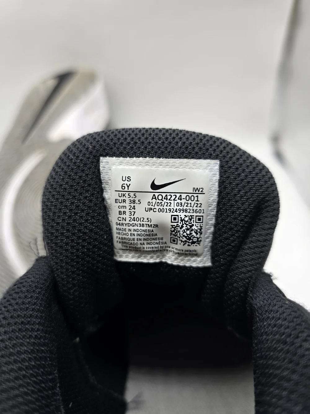 Nike Team Hustle D9 Black and Silver Basketball Shoes Size 6Y